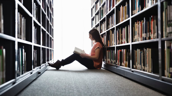 図書館で読書する女性