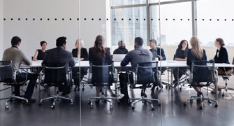 Reunión de un equipo numeroso en una sala de juntas 