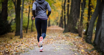 Donna che corre nel parco